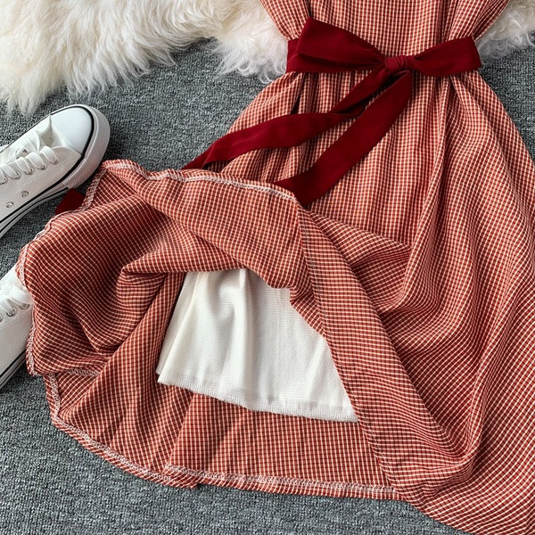 Alkalmi női ruha pántokkal és piros szalaggal