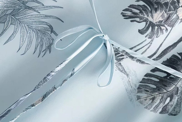 Egyenes női ruha pántokkal, kék és virágmintás színben