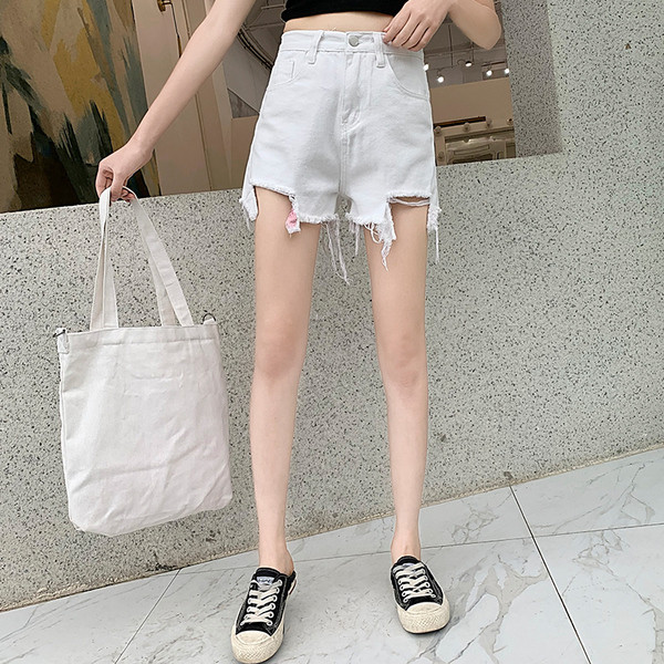 Alkalmi női rövid farmer fehér színben, fényes hatással