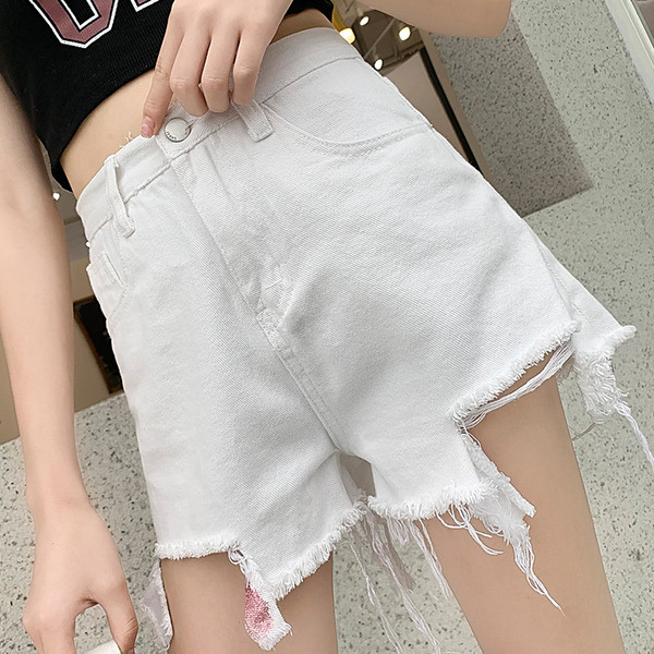 Alkalmi női rövid farmer fehér színben, fényes hatással