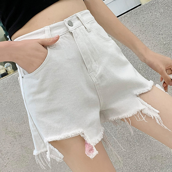 Alkalmi női rövid farmer fehér színben, fényes hatással