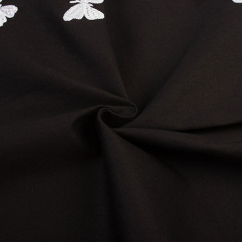 Modern női ruha O-nyakkal és rátéttel, fekete színben