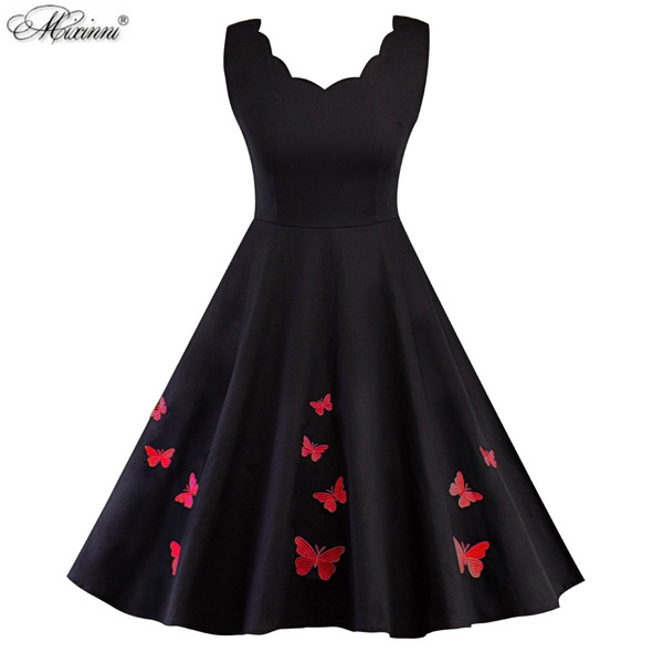 Modern női ruha O-nyakkal és rátéttel, fekete színben