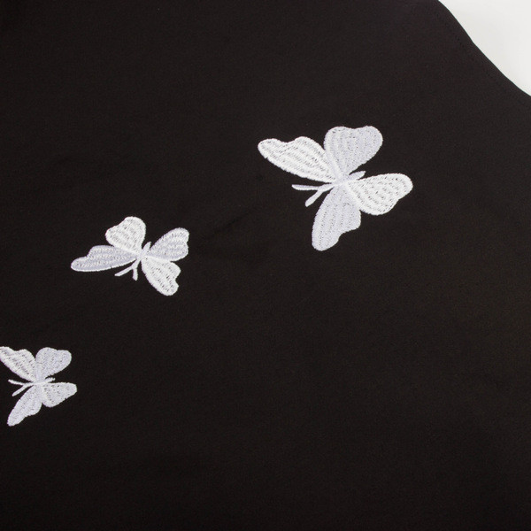 Modern női ruha O-nyakkal és rátéttel, fekete színben