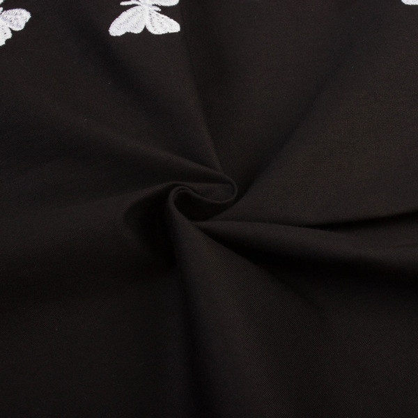 Modern női ruha O-nyakkal és rátéttel, fekete színben