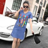 Alkalmi női farmerruha színes rátéttel és rövid ujjakkal