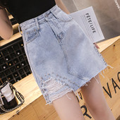 Női farmerszoknya világos színű fűzőlyukkal