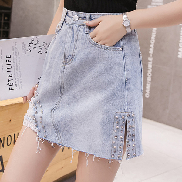 Női farmerszoknya világos színű fűzőlyukkal