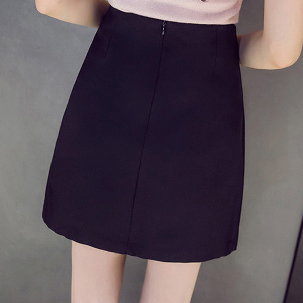 Fusta de dama moderna cu element metalic in alb, negru si rosu