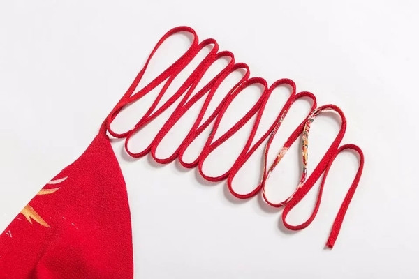 Női hosszú nyakkendős ruha csupasz háttal piros és fekete színben, virágmintával