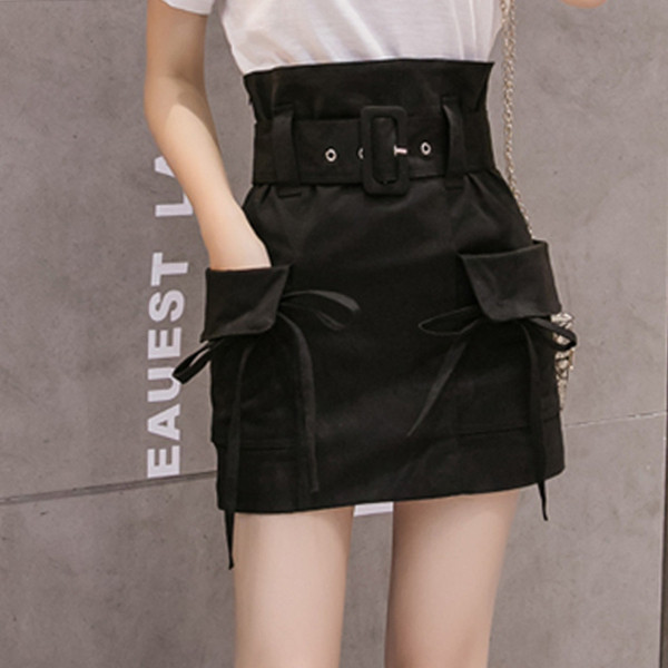 Modern női szoknya magas derékkal és fekete zsebekkel