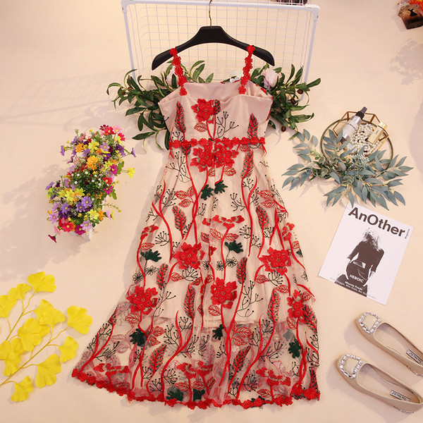 Stílusos női ruha virágos motívumokkal és vékony pántokkal