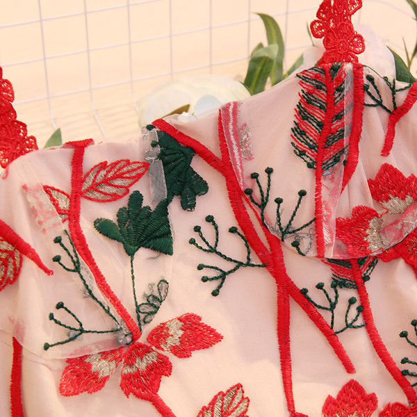 Stílusos női ruha virágos motívumokkal és vékony pántokkal