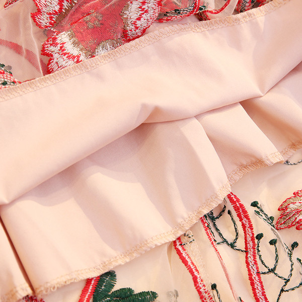 Stílusos női ruha virágos motívumokkal és vékony pántokkal