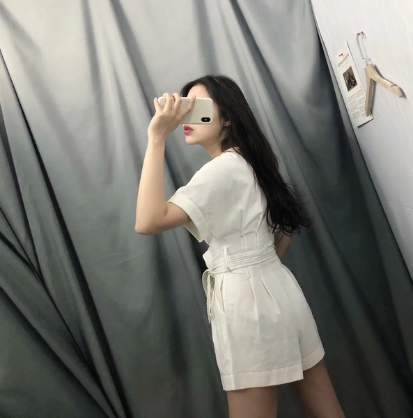 Női overall derékkötővel és gombokkal, fehér színben