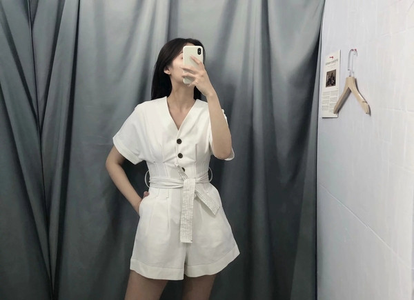 Női overall derékkötővel és gombokkal, fehér színben