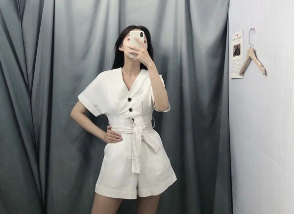 Női overall derékkötővel és gombokkal, fehér színben