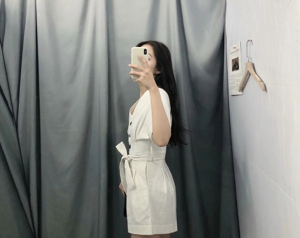 Női overall derékkötővel és gombokkal, fehér színben