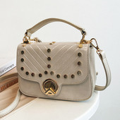 Eko bőrből készült modern női táska fém díszítéssel