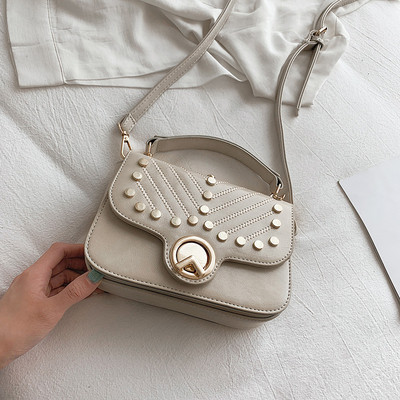 Eko bőrből készült modern női táska fém díszítéssel