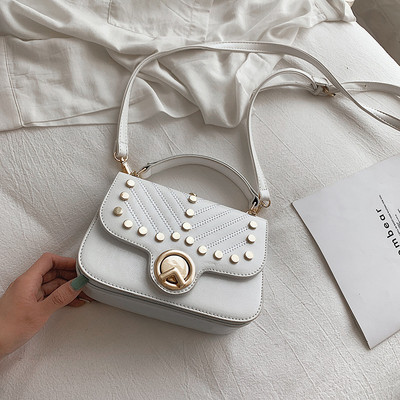 Eko bőrből készült modern női táska fém díszítéssel