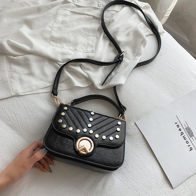 Eko bőrből készült modern női táska fém díszítéssel