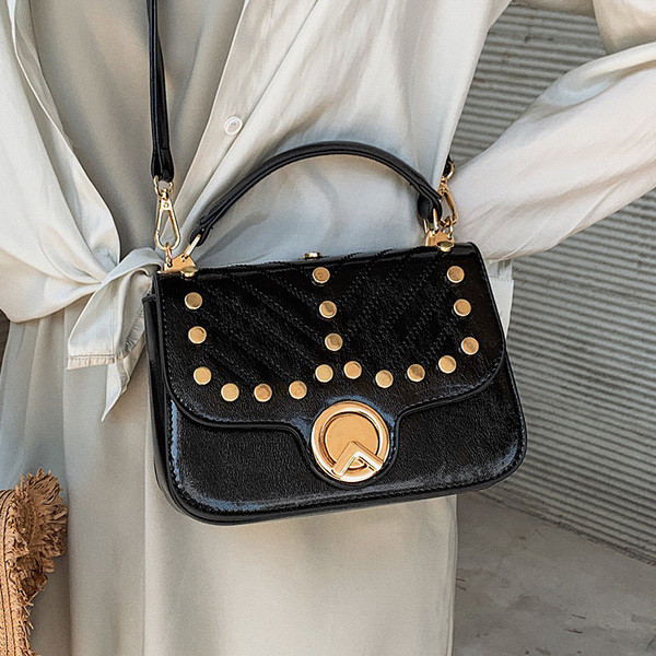 Eko bőrből készült modern női táska fém díszítéssel