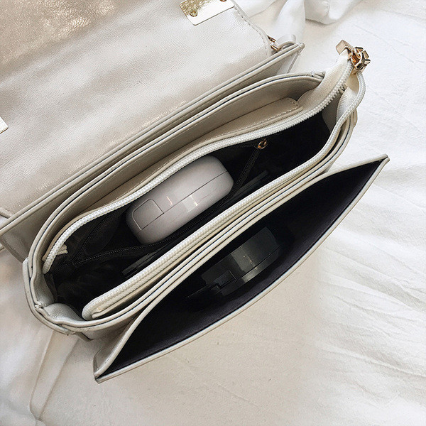 Eko bőrből készült modern női táska fém díszítéssel