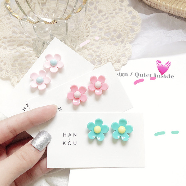 Stílusos női fülbevaló virág formájú, többféle színben