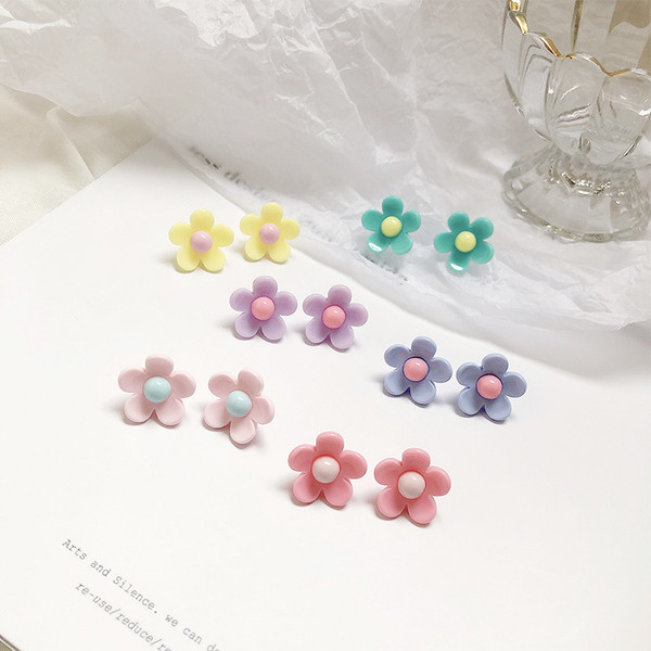 Stílusos női fülbevaló virág formájú, többféle színben