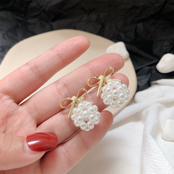 Elegáns női fülbevaló kerek forma gyöngyökkel