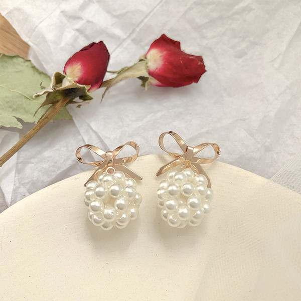 Elegáns női fülbevaló kerek forma gyöngyökkel