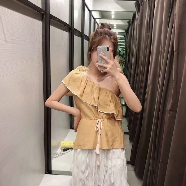 Női felső egy váll- és derékkötővel