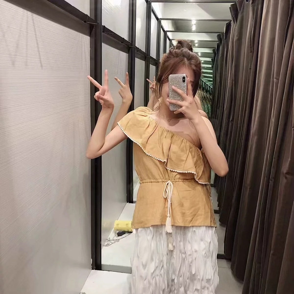 Női felső egy váll- és derékkötővel