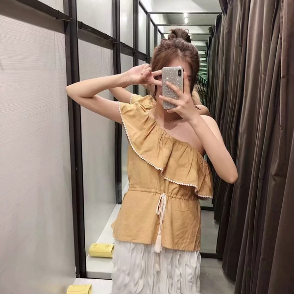 Női felső egy váll- és derékkötővel