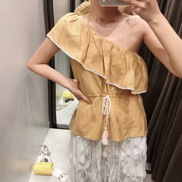 Női felső egy váll- és derékkötővel