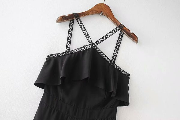 Stílusos női overall fekete és keresztpántos kivitelben