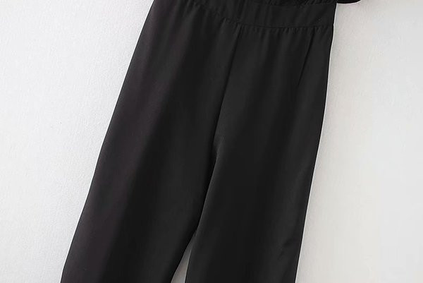 Stílusos női overall fekete és keresztpántos kivitelben