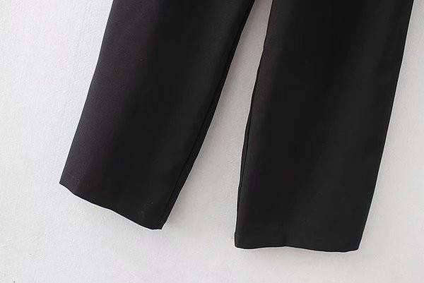 Stílusos női overall fekete és keresztpántos kivitelben