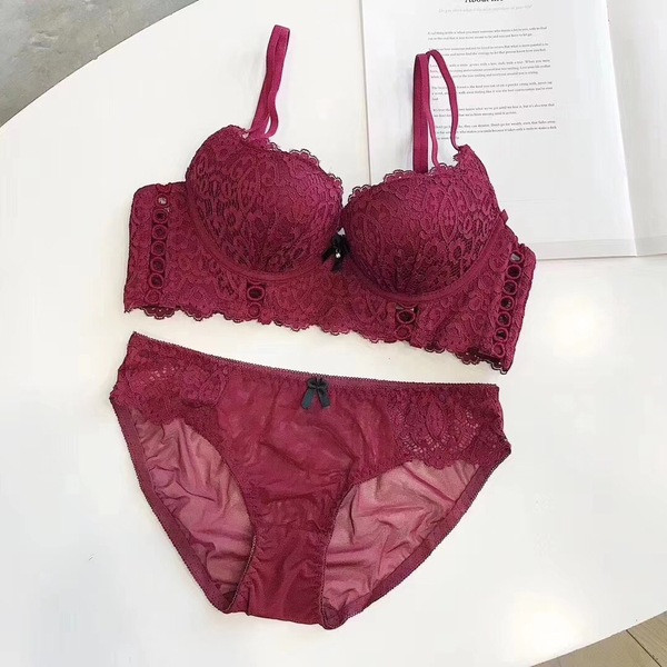 Modern női intim szett különböző színekben csipkével