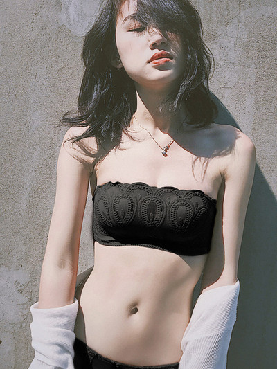 Lenjerie in patru culori cu broderie