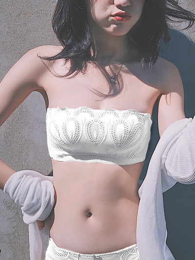 Lenjerie in patru culori cu broderie