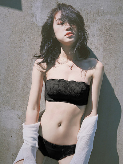 Lenjerie in patru culori cu broderie