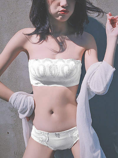 Lenjerie in patru culori cu broderie