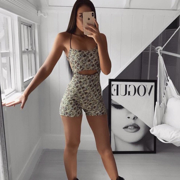 Női alkalmi jumpruha kivágásokkal és keresztpántokkal