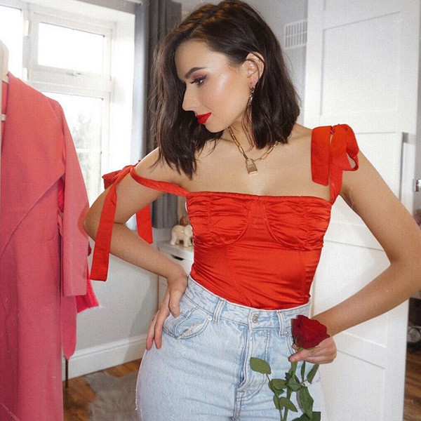 Stílusos női felső nyakkendővel, fekete és piros színben