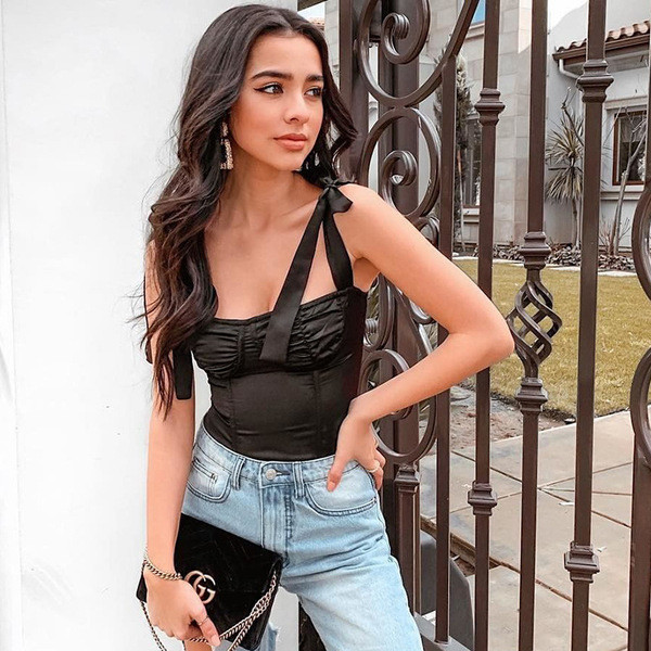 Stílusos női felső nyakkendővel, fekete és piros színben