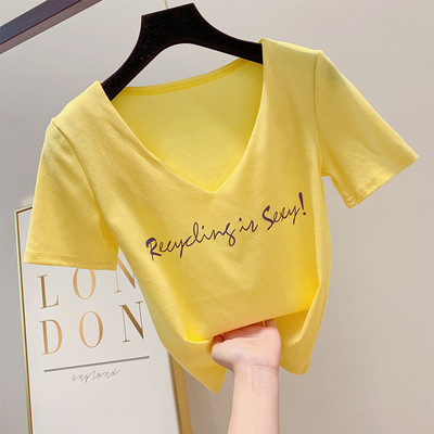 Tricou de damă cu inscripție și decolteu în V