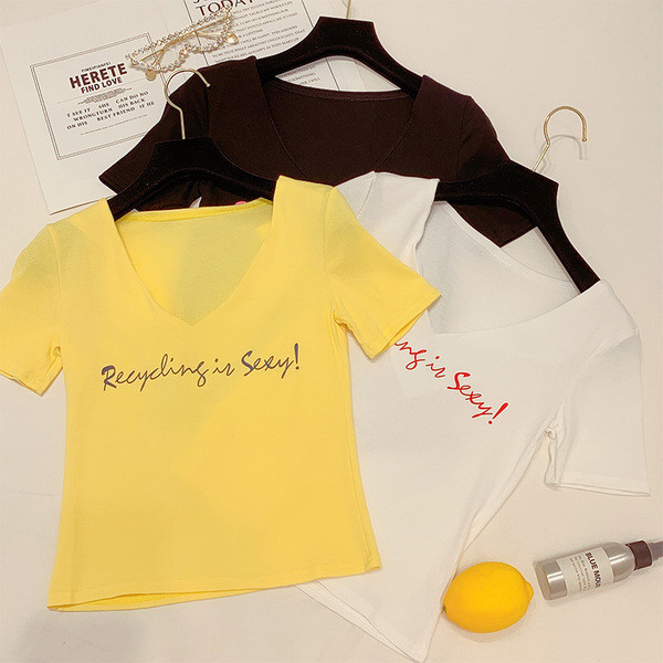 Tricou de damă cu inscripție și decolteu în V