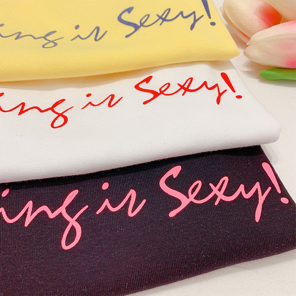 Tricou de damă cu inscripție și decolteu în V